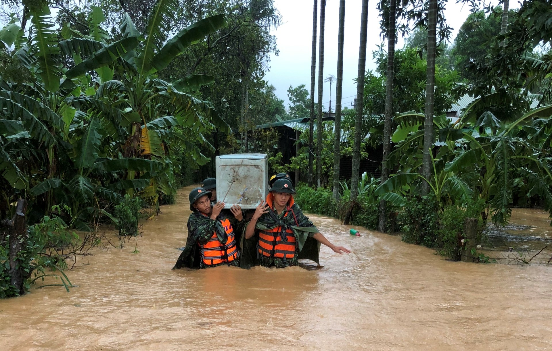 Lực lượng vũ trang Quân khu 4 tích cực chủ động giúp dân ứng phó mưa lũ  